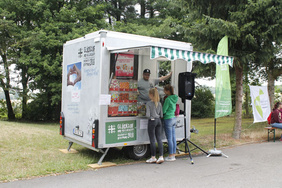 Am Snack-Wagen gab es Süßigkeiten, Luthers Fassbrause und Informationen zum Kirchentag 2019 in Dortmund. FOTOS: MAXIMILIAN WIESCHER