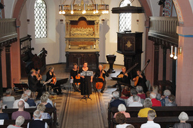 Seit 30 Jahren ein Stammgast im Gelsenkirchener Konzertleben: „Convivium musicum“, bestehend aus (v. l.) Hagen-Goar Bornmann, Johanna Kloppert, Heike Sierks, Gisela Uhlen-Tuyala, Renata Grunwald, Ulrich Schumacher, Jörg Hilbert und Ingo Negwer.