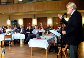 Präses Alfred Buß stand den Presbyterinnen und Presbytern Rede und Antwort.