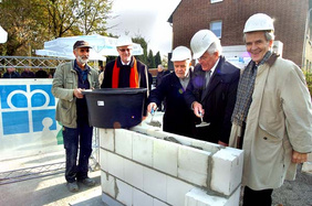 Wolfgang Stummbillig, Robert Schwager, Ernst Klein und Superintendent Rüdiger Höcker (von rechts) setzten den Grundstein für die neue Wohnanlage. FOTO: CORNELIA FISCHER
