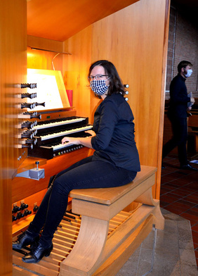 Pia Kleine-Bußmann eröffnete den Reigen der jungen Musikerinnen und Musiker, die bei „Orgel for future“ ganz ungewöhnliche Töne und Geräusche dem Kircheninstrument entlocken. 