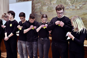 Schülerinnen und Schüler der Realschule Höntrop hefteten sich gelbe Judensterne an ihre Kleidung und verteilten diese auch an alle Anwesenden im Wattenscheider Rathaus. PHOTO: CORNELIA FISCHER