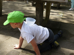 Beim Gahlenschen Zehnkampf, wie hier beim Wasserschüssel balancieren, konnten die Kinder und Jugendlichen ihre Geschicklichkeit unter Beweis stellen. 