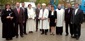 Oberbürgermeister Frank Baranowski (5. v.l.), Superintendent Rüdiger Höcker (7. v.l.) und Stadtdechant Wilhelm Zimmermann (r.) empfingen Gäste aus drei Religionen.