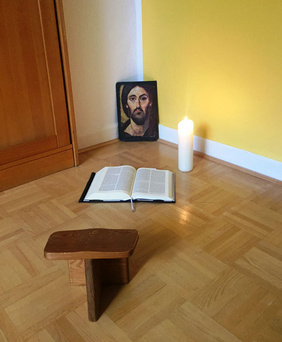 Ein Gebetshocker oder Meditationsschemel, der jeweilige Bibeltext, eine Kerze, viel mehr braucht es nicht für das tägliche Gebet in der Stille.