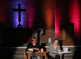 In vielen verschiedenen Farben machte die Kirche immer wieder neue Eindrücke. Martina Gräwe (rechts) und Christina Borkowski lasen Liebesbriefe und -gedichte aus der Weltliteratur. Foto: Andreas Duderstedt