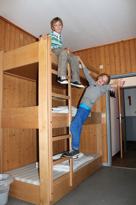 Fast schon ein Abenteuerspielplatz: Die Sechser-Zimmer im blauen und im roten Haus. Dazu gruppieren sich kleinere Zimmer für die Leitungen.