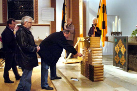 Leidvolle Erfahrungen in der Arbeitswelt schrieben die Besucher auf kleine Textrollen und steckten sie in die Klagemauer vor dem Altar. FOTO: CORNELIA FISCHER