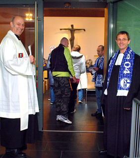 Abpfiff vor dem letzten Anpfiff: Zum Gottesdienst am letzten Spieltag begrüßten die Pfarrer Ingo Mattauch (links) und Ernst-Martin Barth gut 100 Gäste.