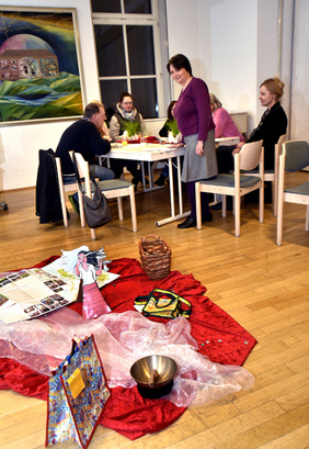 In Tischgruppen gab es nach dem Essen rege Gespräche zur Leitfrage des diesjährigen Weltgebetstags: „Was ist denn fair?“ PHOTO: CORNELIA FISCHER 