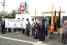 Das Banner und die Fahnen der Christlichen Sozialverbände und der Hartz-IV-Selbsthilfegruppe sowie das Kreuz der Arbeitslosigkeit bildeten den Altarraum beim Gottesdienst vor dem Musiktheater.