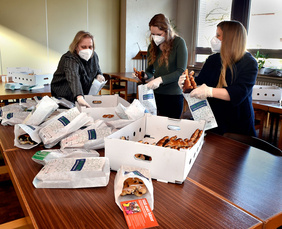 Im Gemeindezentrum Thomaskirche (Berger Feld) verbreitete sich ein köstlicher Duft nach frisch gebackenem Hefeteig, als Pfarrerin Dr. Elga Zachau (links), Hannah Gruner und Pfarrerin Mirjam Domke die Osterhasen in Tüten verpackten. FOTOS: CORNELIA FISCHER 
