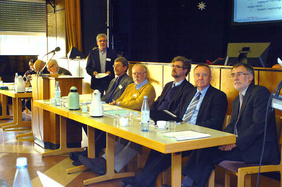 Drei Gäste richteten ein Grußwort an die Kreissynode: (von rechts) der Bochumer Superintendent Peter Scheffler, der Gelsenkirchener Stadtrat Joachim Hampe und der Bielefelder Landeskirchenrat Henning Juhl. Mitglieder des Kreissynodalvorstandes (links) w