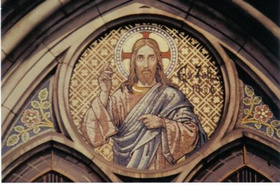 Christusmosaik im Tympanon (Bogenfeld) über dem Eingangsportal.