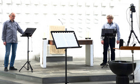 Andreas Fröhling (links)  und Thomas Dieker lassen mit dem GEKO-Chor-Projekt auch in Corona-Zeiten vielstimmigen Kirchengesang erklingen. FOTO: FRAUKE HAARDT-RADZIK