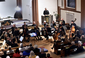 Pfarrer Stefan Iwanczik begrüßt das Publikum in der Apostelkirche der Trinitatis-Kirchengemeinde Buer. 