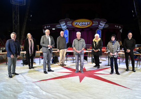 Der neue Kreissynodalvorstand: (von links) Jürgen Sauerland, Pfarrerin Dr. Elga Zachau, Superintendent Heiner Montanus, Pfarrer Norbert Deka, André Bsdurrek, Kornelia Schmidtfranz, Beate Cizmowski und Pfarrer Bernd Naumann. Auch gewählt, aber nicht im Bild: Dirk Blum. FOTOS: CORNELIA FISCHER