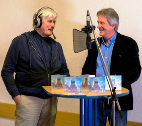 Kirchenmusiker Lothar Trawny (links) und Pfarrer Michael Schönberg bei den Vorbereitungen für die Weihnachts-CD. FOTO: KGM HESSLER
