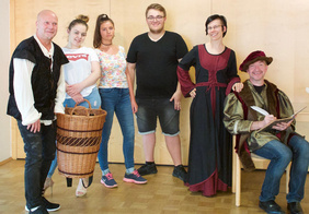 Die „Hans-Sachs-Theatercompany“ hat sich für das Luther-Spektakel gebildet. Rechts Charles E.J. Moulton als Hans Sachs. FOTO: CHRISTIAN HELLMANN