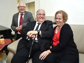Superintendent Heiner Montanus (links), Pfarrer i.R. Peter Gräwe und Tina Gräwe beim Empfang im Gemeindehaus. FOTO: CORNELIA FISCHER