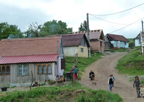 Roma Familien und ihre Wohnhäuser im siebenbürgischen Dorf Ziegental, ohne Zugang zu Elektrizität und fließendem Wasser. FOTO: TABEA HÖCKER
