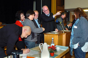 Auch in den Pausen gab es für den Kreissynodalvorstand viel zu besprechen: (von links) Scriba Pfarrer Bernd Naumann, Beate Cizmowski, Pfarrerin Sonja Timpe-Neuhaus, Volker Pietrzak, Superintendent Rüdiger Höcker, Pfarrer Dieter Heisig und Anja Schneide