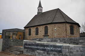 Durch viel Glas ist das neue Haus offen zur Wattenscheider Innenstadt und schmiegt sich harmonisch an die im Jahr 1763 eingeweihte Kirche an