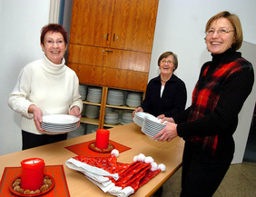 200 Plätze müssen eingedeckt werden. Das Team um Margarete Butzek, Emmi Majewski und Pfarrerin Karla Wessel (von links) hofft auf Verstärkung. FOTO: CORNELIA FISCHER