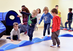 Toben, springen, durch Tunnel klettern und balancieren, die Kinder der neuen KiTa Wattenscheid freuen sich über die neue Turnhalle.