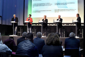 Beantworteten die Fragen von Pfarrer Heisig und aus dem Publikum: (von links) Andreas Gilles (FDP), Irene Mihalic (Grüne), Ingrid Remmers (Linke), Markus Töns (SPD) und  Oliver Wittke (CDU).