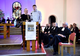 …bei den gesungenen Glückwünschen von Stefan Iwanczik (links) und Matthias Siebold. PHOTOS: CORNELIA FISCHER 