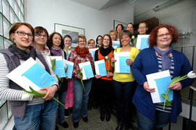 Jetzt können sie Kindern das Hören, Lauschen und Lernen spielerisch nahebringen: 16 Erzieherinnen aus Evangelischen Kindergärten in Gelsenkirchen, Wattenscheid und Herne mit Fachberaterin Sigrid Fastabend (hinten). FOTO: CORNELIA FISCHER