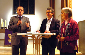 Berthold Rose (Bistum Essen) moderierte das Gespräch mit Oliver Wittke (links) und Sr. Gertrud Dederichs. FOTO: CORNELIA FISCHER