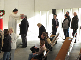 Pfarrer Norbert Filthaus sprach allen Liebenden den Segen Gottes zu. FOTO: HELMUT WIECH