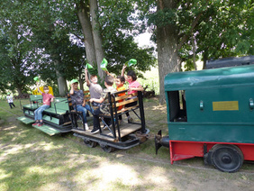 Die gemeinsame Fahrt mit der Feldbahn auf einem offenen Waggon war für alle Kinder ein besonderes Highlight. FOTOS: JUGENDREFERAT