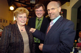 Christel Masuch erhielt von Diakoniepfarrer Matthias Kreft (rechts) das Kronenkreuz der Diakonie. Darüber freute sich auch Pfarrer Dieter Eilert. FOTO: CORNELIA FISCHER