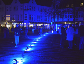 Ein leuchtendes blaues Band zog sich von der evangelischen zur katholischen Kirche quer über den Marktplatz.