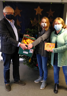 16 Kitas besucht: Im Evangelischen Familienzentrum Hassel-Lukas nahmen (von links) Pia Johanna Colling und Leiterin Doris Kortmann-Kasperowski das süße Geschenk und das Dankeschön von Superintendent Heiner Montanus entgegen. FOTO: PRIVAT