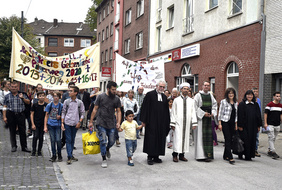 Ein Zeichen für den Frieden setzten Gelsenkirchener Bürgerinnen und Bürger sowie Mitglieder der jüdischen Gemeinde, der Evangelischen und Katholischen Kirche und Moscheevereine der verschiedenen Dachverbände. Den Pilgerweg führten an (von rechts): Pfarrerin Kirsten Sowa, (Evangelische Emmaus-Kirchengemeinde), Judith Neuwald-Tasbach (Vorsitzende der Jüdischen Gemeinde), Gemeindereferent Ralf Berghane (Pfarrei St. Hippolytus), Imam Fatih Selim Sevgili (Zentralmoschee an der Mulvanystraße) und Prädikant Werner Göbelsmann (Evangelische Emmaus-Kirchengemeinde). FOTO: CORNELIA FISCHER