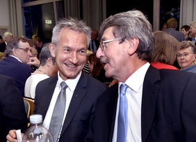 Beim Empfang nach dem Gottesdienst im Gemeindehaus: Mit Frank Baranowski, Oberbürgermeister von Gelsenkirchen (links) hat Dieter Heisig (rechts) zuletzt intensiv am „Gelsenkirchener Appell“ zusammengearbeitet. FOTOS: CORNELIA FISCHER