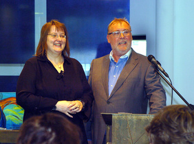 Diakonin Kirsten Czerlikowski mit dem Leiter des Evangelischen Seniorenstiftes Michael Wiesehahn.