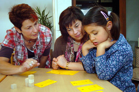 Kinder als Lehrer: Die zukünftigen I-Dötze brachten den Eltern ihr Lieblingsspiel bei. Kindergartenleiterin Jutta Boden (links) gab bei Bedarf kleine Hilfen. FOTO: CORNELIA FISCHER