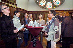 Nach dem Hörgenuss traf man sich an liebevoll gedeckten Stehtischen mit Kaffee und Gebäck zum Gespräch, links: Kirchenmusiker Roland Sturm. PHOTO: CORNELIA FISCHER