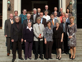 Die alten und neuen Aufsichtsrats- und Verwaltungsratsmitglieder sowie die leitenden Diakonie-Mitarbeitenden (1. Reihe v. l.): Michael Kramp, Ute Geelhaar, Gerhard Klöpper, Helga Dubiella, Ina Lipinski, Pfrn. Andrea Overath, (2. Reihe) Dr. Karl Bosold, R