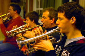 Volle Konzentration: Trinity Brass führt die Generationen zusammen.