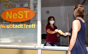 Aytin Tekin berät jetzt als pädagogische Fachkraft Hilfesuchende in der Beratungsstelle der Caritas in Gelsenkirchen. In Corona-Zeiten findet die Beratung am offenen Fenster statt. FOTO: FRAUKE HAARDT-RADZIK