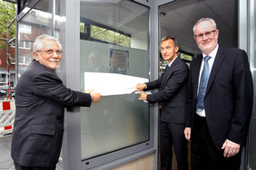 Enthüllten die Erinnerungstafel gemeinsam: Seine Exzellenz Botschafter Victorio Taccetti (links) und Oberbürgermeister Frank Baranowski mit Superintendent Rüdiger Höcker. FOTO: CORNELIA FISCHER