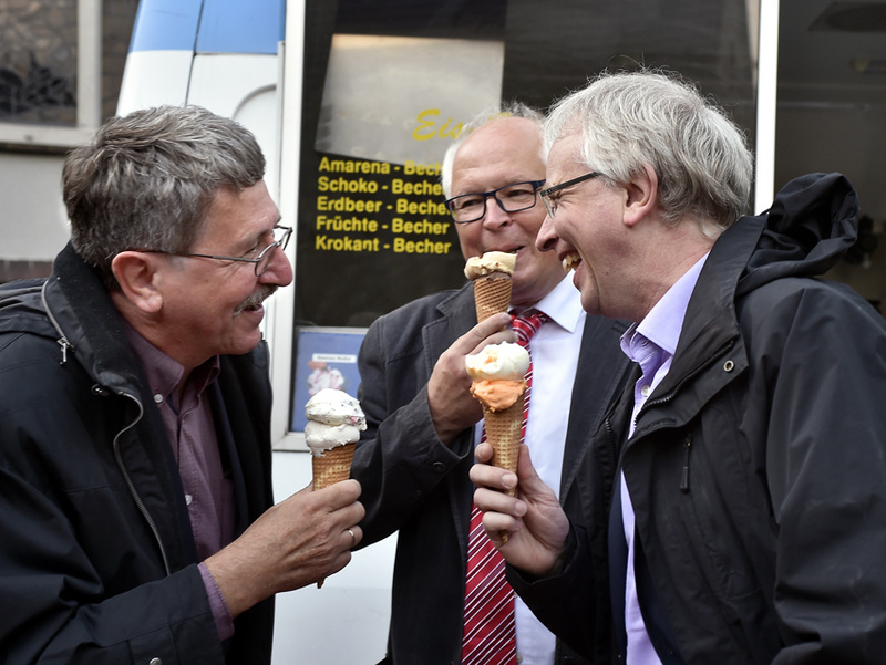 Eis auf die Faust: Gute Laune am Eiswagen haben Synodalassessor Dieter Heisig, Superintendent Heiner Montanus und Kreiskantor Andreas Fröhling.