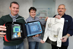 Hans Schäfer (Medizintechniker), Stefan Paßfeld (Leiter des Wichernhauses) und Joachim Wolfram (von links) präsentierten den Defibrillator. FOTO: MARTIN MÖLLER