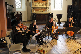 Streichquartett mal anders: Barockvioline, Diskantgambe, Altgambe und Bassgambe – allesamt mit Darmsaiten. FOTOS: MAXIMILIAN WIESCHER